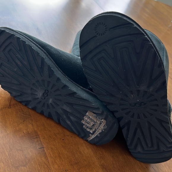 Ugg Australia Classic Boot, Size 7 - Picture 4 of 8